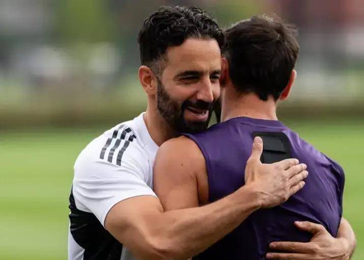 执教场均1.43分！曼联解职阿莫林，队长费尔南德斯发文致谢显成熟